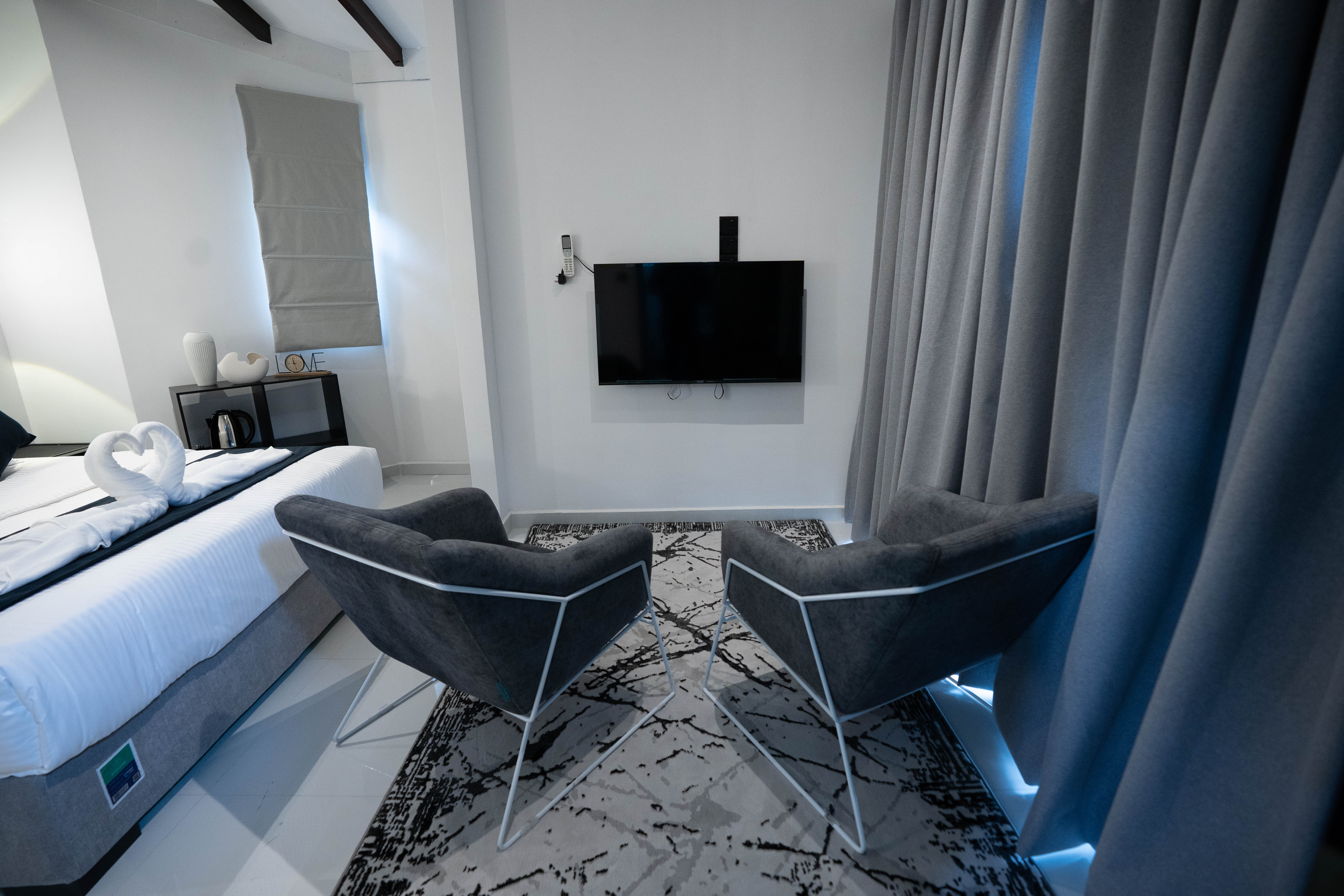Queen Room with Private Balcony image 4