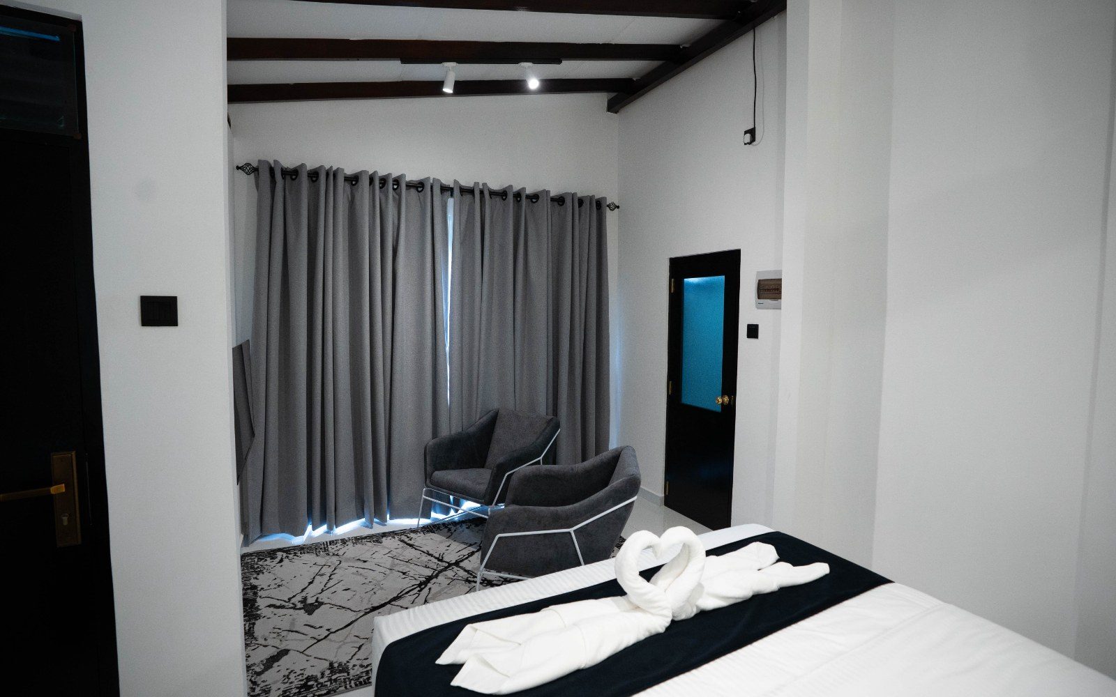 Queen Room with Private Balcony image 7