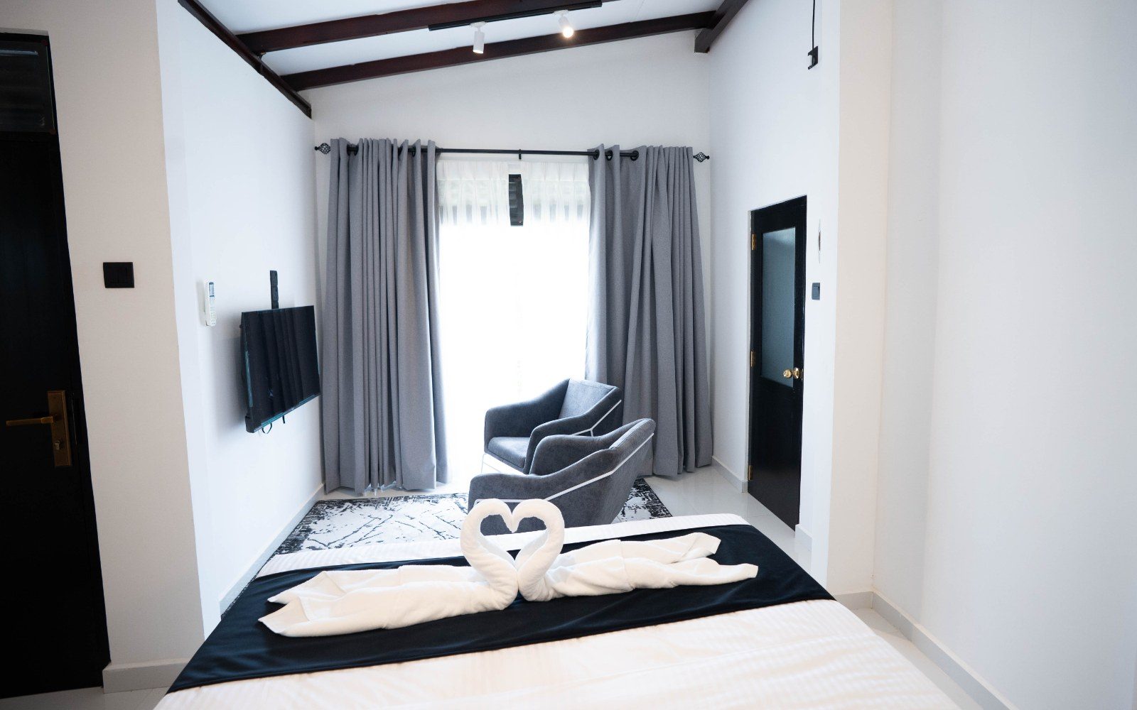Queen Room with Private Balcony image 12