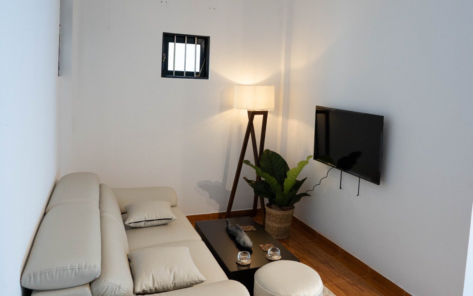 Private Apartment I – King Bedroom & Separate Single Room image 13