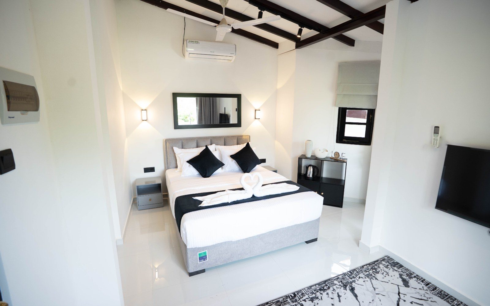Queen Room with Private Balcony image 13