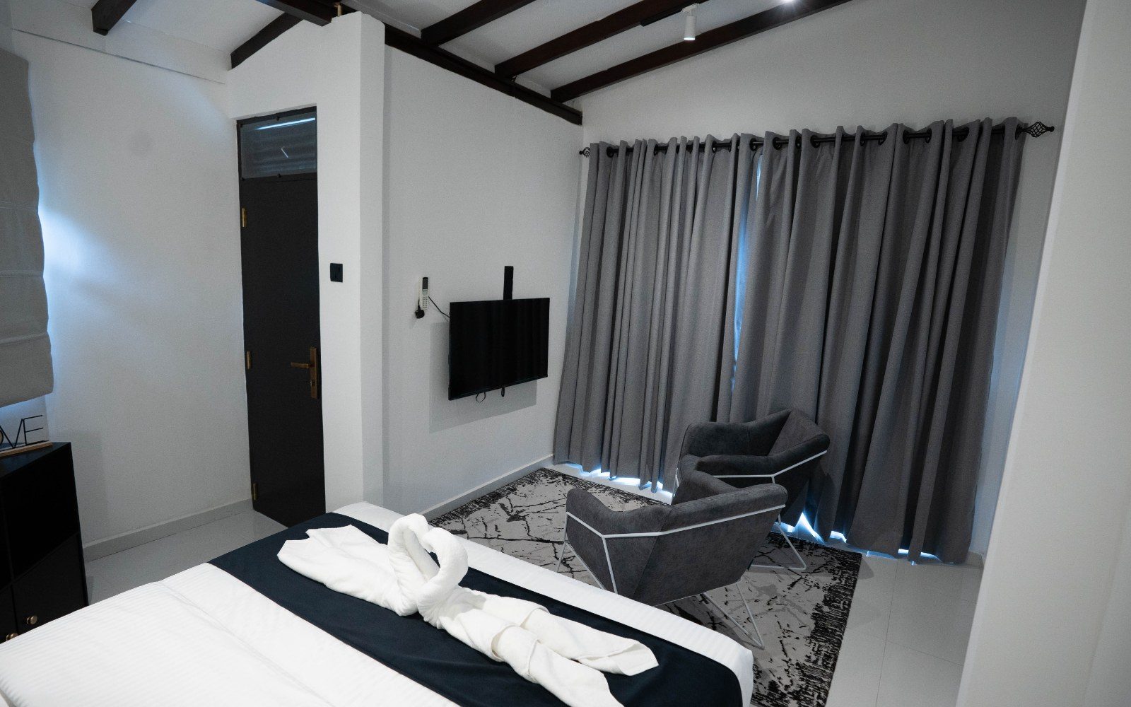 Queen Room with Private Balcony image 15