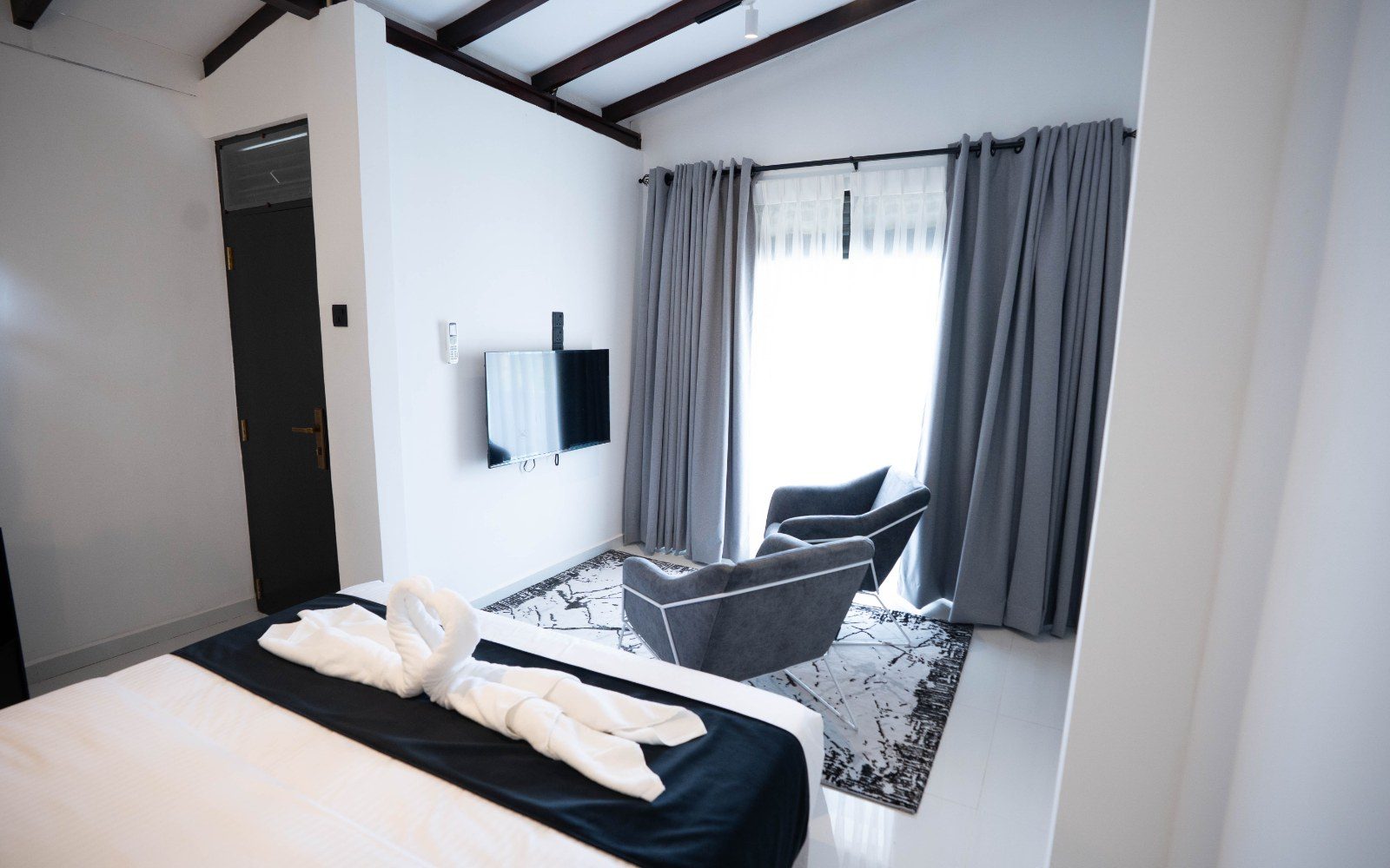 Queen Room with Private Balcony image 19