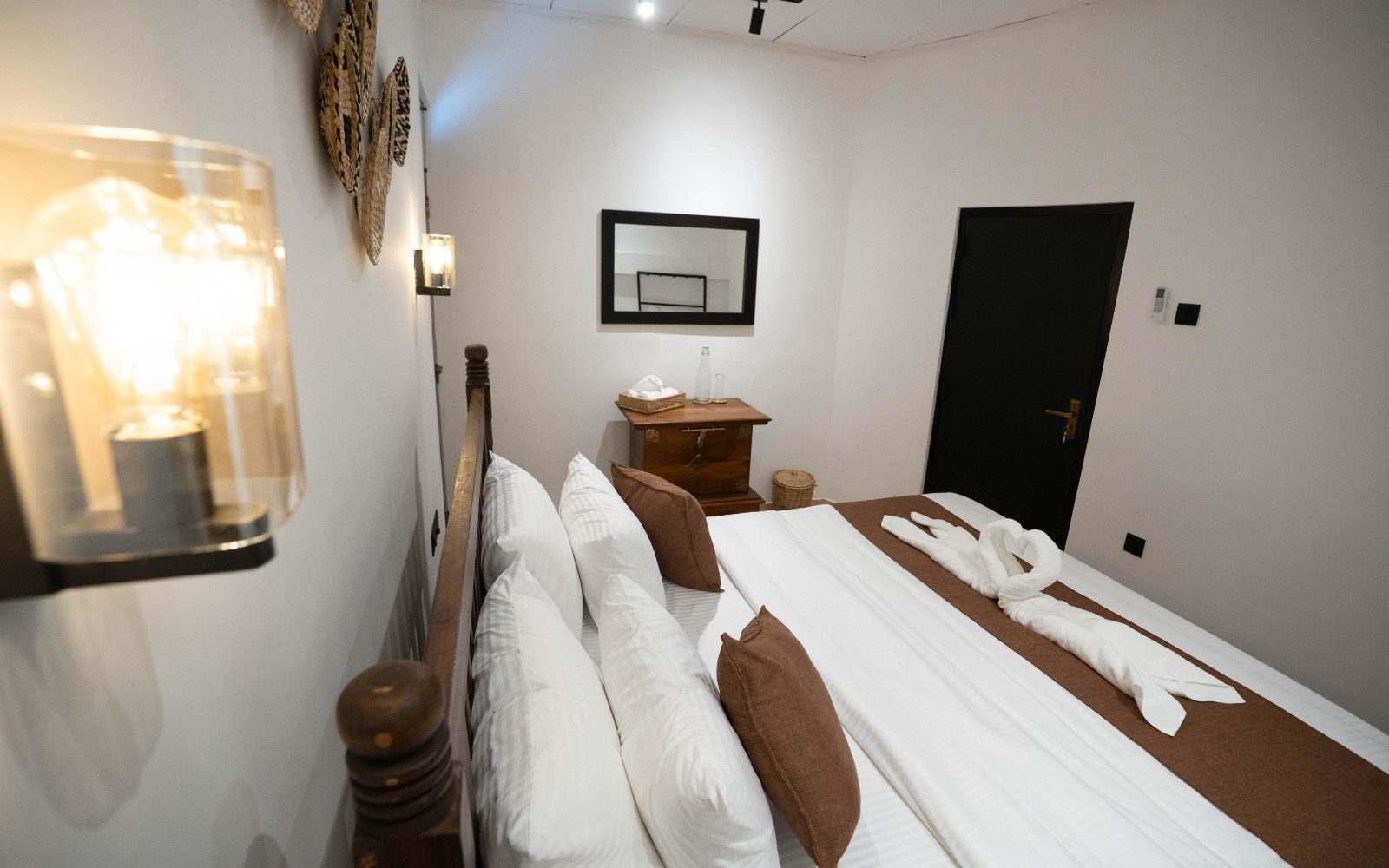 Private Apartment II – King Bedroom & Separate Single Room image 3