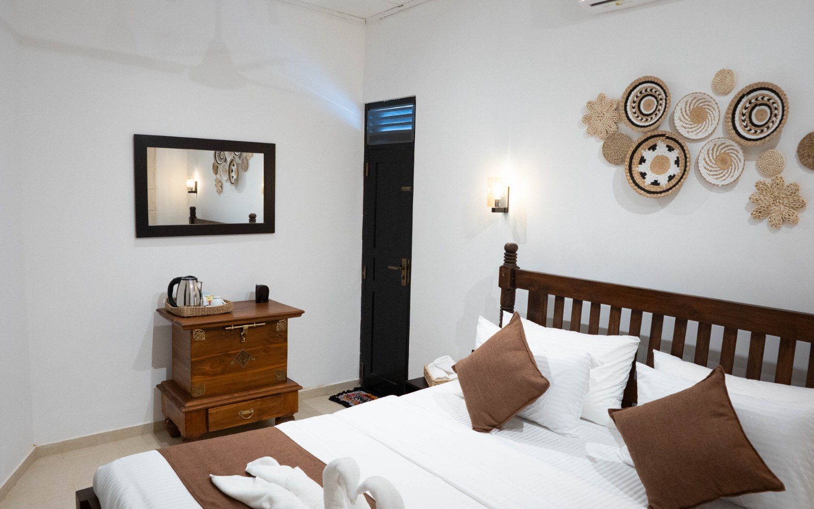 Private Apartment II – King Bedroom & Separate Single Room image 16