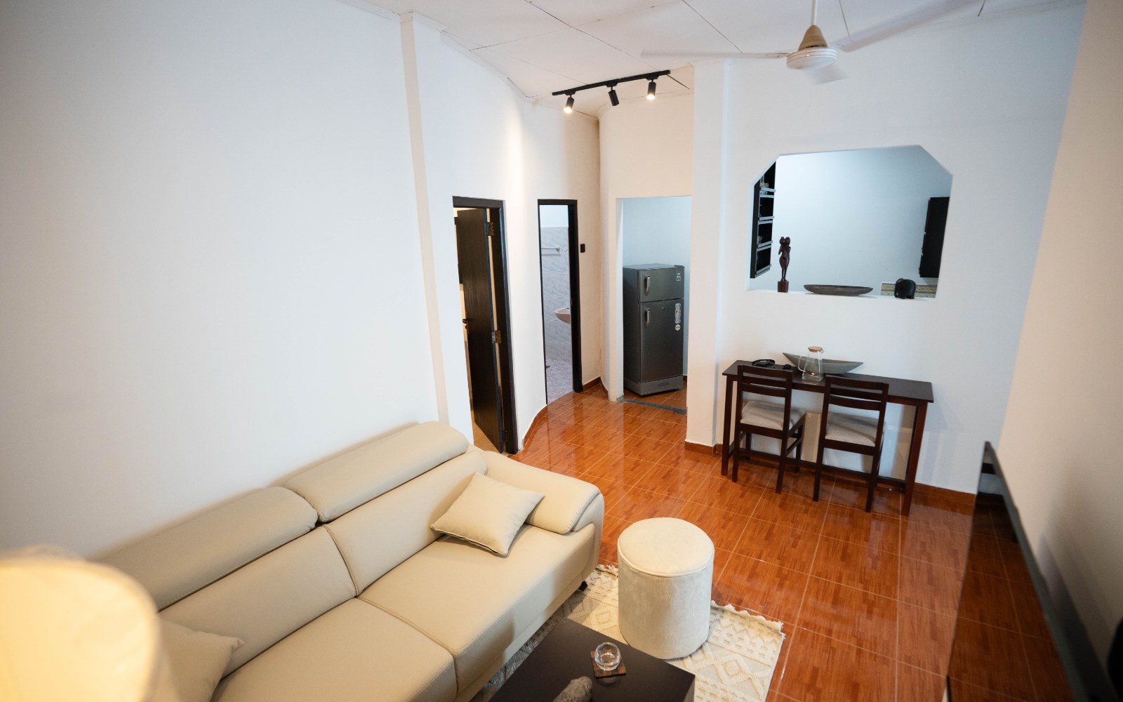 Private Apartment II – King Bedroom & Separate Single Room image 13